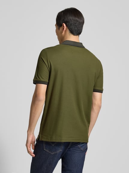 Männermodel trägt Modern Fit Poloshirt mit Stitching van Fynch-Hatton in olijfgroen, katoen, polokraag, knoopsluiting, achteraanzicht, ganzkörperansicht Rückansicht