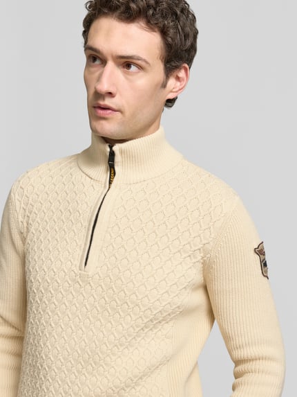 Mężczyzna nosi sweter z dzianiny z fakturowanym wzorem, stójką i zamkiem błyskawicznym, Mieszanka bawełny, krój slim fit, PME Legend, jasny beż, Nahaufnahme Oberkörper.