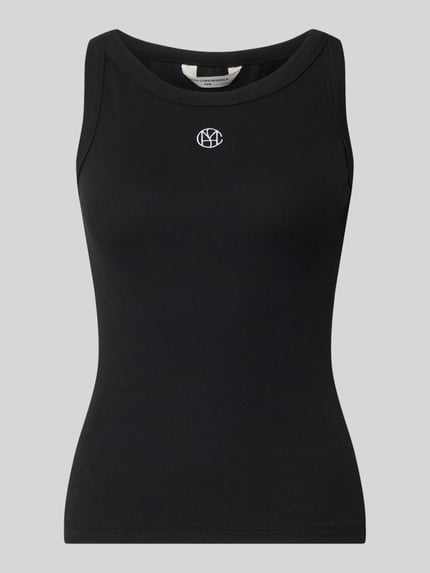 Produktfoto, czarny top Tanktop in Ripp-Optik mit Label-Stitching Modell 'Gubbe' od MSCH Copenhagen, mieszanka bawełny i elastanu, krój regular fit, efekt prążkowania, wyhaftowane logo, długość tyłu w rozmiarze XS/S: 54 cm