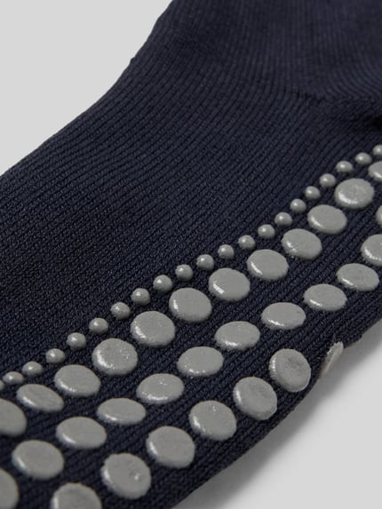 Produktfoto, Socken mit geripptem Abschluss von Falke, dunkelblauer Baumwoll-Woll-Mix mit Stretch-Anteil, Anti-Rutsch-Besatz, strukturierte Oberfläche