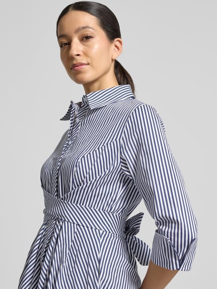 Frauenmodel trägt Hemdblusenkleid mit Taillenband von Apricot, blau-weiß gestreift, 3/4-Arm, Kentkragen, Baumwoll-Elasthan-Mix, Nahaufnahme Oberkörper.