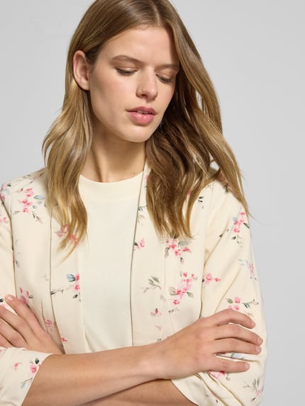 Frauenmodel trägt Regular Fit Longblazer mit Allover-Muster Modell 'BOSELLA' von Pieces, Reverskragen, Schulterpolster, 3/4-Arm, Webstruktur, Optik:Allover-Muster, Materialverarbeitung: Webstruktur, Nahaufnahme Oberkörper.