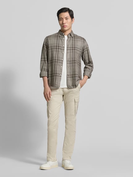 Mannenmodel draagt Regular Fit cargobroek uit katoenmix van s.Oliver RED LABEL in effen kleuren, zij- en cargozakken, labelpatch, straight leg, mid waist, voorkant volledige lichaamsopname.