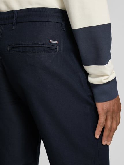 Mężczyzna nosi Chino-Shorts mit Tunnelzug Modell 'DAWSON' od Lerros, bawełniano-lniana mieszanka, krój regular fit, kieszenie tylne, ciemny granat, Szerokość w rozmiarze 32: 42 cm, długość wewnętrzna nogawki 26 cm, zbliżenie na tył.