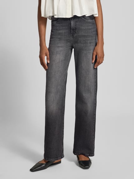 Frauenmodel trägt Relaxed Fit Jeans aus reiner Baumwolle Modell 'FEYA' von Cars Jeans in Grau mit 5-Pocket-Design, Nahaufnahme Oberkörper, Damen Jeans, Knopf- und Reißverschluss, Bundweite 36 cm, Innenbeinlänge 80 cm.