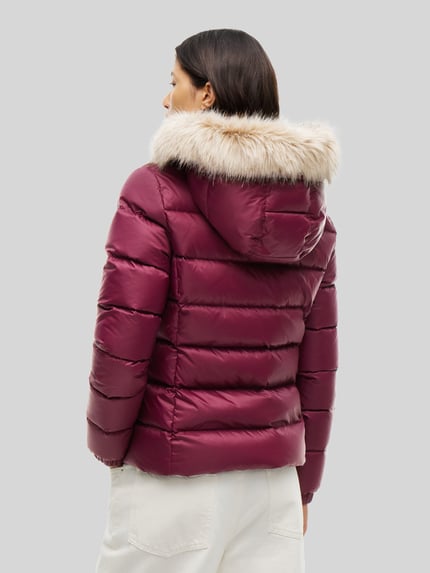 Tommy Jeans Regular Fit Steppjacke mit Kunstfell Bordeaux 5