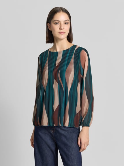 Frauenmodel trägt Bluse mit Plisseefalten Modell 'Re44ynaa' von ZABAIONE, Chiffon, Rundhalsausschnitt, elastische Ärmel, mehrfarbig, Ganzkörperansicht von vorne.
