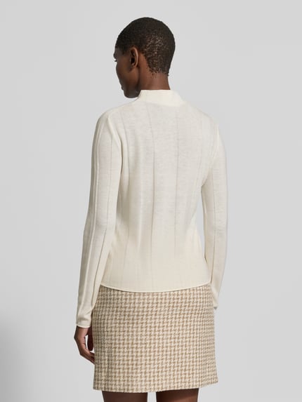 Frauenmodel trägt Strickpullover aus Schurwolle-Mix mit Stehkragen von Marc Cain, cremefarben, feine Struktur, Slim Fit, Rückenansicht, Ganzkörperansicht Rückansicht.