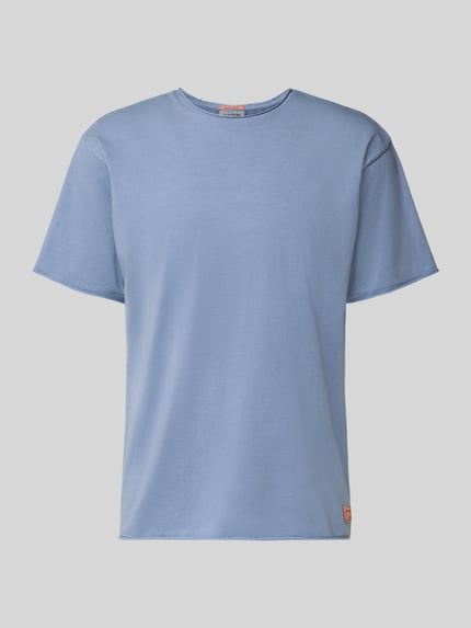 Produktfoto, T-Shirt mit Rundhalsausschnitt und Label-Detail von Scotch & Soda in Hellblau, reine Baumwolle, Regular-Fit, Rollsaum, Rückenlänge 67 cm.
