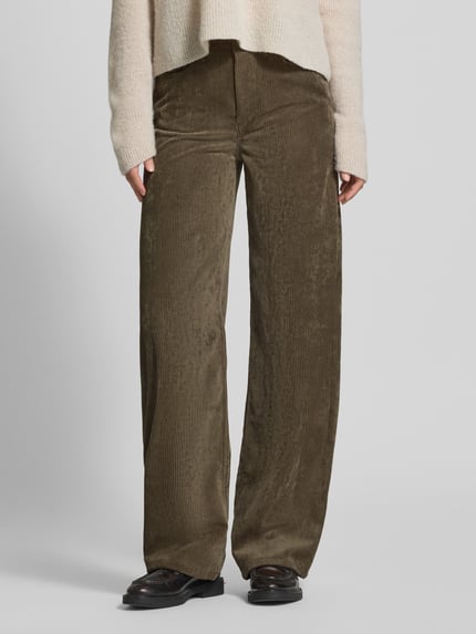 Kobiece model prezentuje spodnie sztruksowe Cordhose mit Eingrifftaschen Modell 'MEDLEY' von DRYKORN, krój wide fit, wpuszczane kieszenie, zapięcie na guzik i zamek błyskawiczny, szerokość w rozmiarze 27/34: 39 cm, długość wewnętrzna nogawki w rozmiarze 27/34: 83 cm, brązowy kolor, prążkowana tekstura, widok całej sylwetki z przodu.