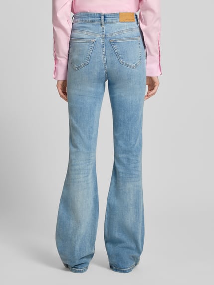 Frauenmodel trägt Flared Jeans mit 5-Pocket-Design Modell 'WENDIE' von Noisy May, hellblaue Waschung, Baumwoll-Elasthan-Mix, Ganzkörperansicht Rückansicht.