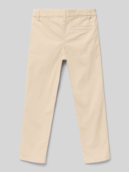 Produktfoto, Hose mit Eingrifftaschen von Mayoral im Regular Fit aus beigefarbenem Baumwoll-Elasthan-Mix mit Knopf- und Reißverschluss.