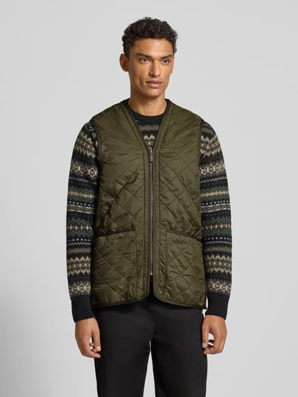 Männermodel trägt Regular Fit Steppweste mit warmen Innenfleece von Barbour in Oliv, unifarben mit Label Stitching, Ganzkörperansicht von vorne
