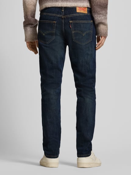 Mężczyzna nosi Slim Fit Jeans aus Baumwoll-Mix Modell '511™' von Levi's®, ciemnoniebieski, 5-kieszeniowy fason, szerokość w rozmiarze 32/32: 41 cm, długość nogawki: 80 cm, widok całej sylwetki z tyłu