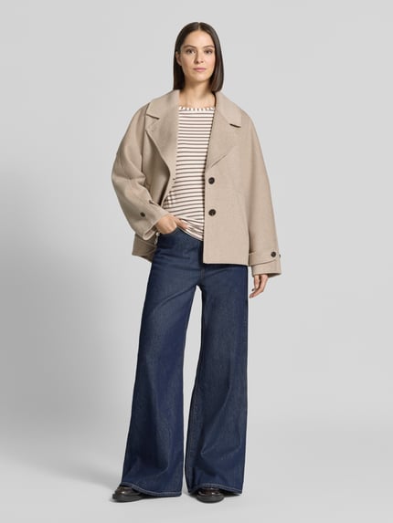 Frauenmodel trägt Regular Fit Langarmshirt aus Baumwoll-Modal-Mix von Oui mit Streifen-Muster und Rundhalsausschnitt, dazu weite Jeans, Creme und Dunkelblau dominieren, Damen Langarmshirt von Oui aus elastischem Baumwoll-Modal-Mix, Ganzkörperansicht von vorne.