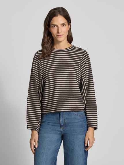 Frauenmodel trägt Sweatshirt im Allover-Look Modell 'Sofia' von MSCH Copenhagen, gestreift, Rundhalsausschnitt, Ganzkörperansicht von vorne. Damen Sweatshirt aus Baumwoll-Mix mit Stretch-Anteil, Relaxed Fit.