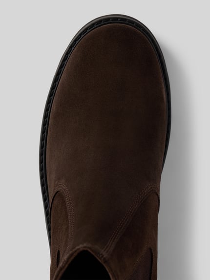 Produktfoto, dunkelbrauner Chelsea Boots aus echtem Leder Modell 'CITY' von Woolrich, abgerundete Form, samtige Textur, Logo-Detail, leicht profilierte Sohle, Absatzhöhe 4 cm, Schafthöhe 14 cm, Schaftweite 11 cm