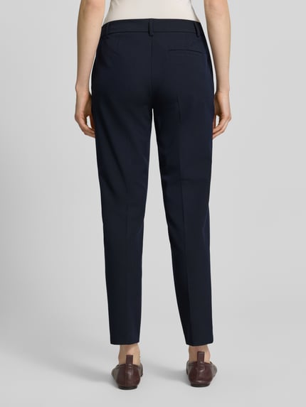 Kobieta modelka nosi Hose in verkürzter Passform mit Längsnähten od Christian Berg Woman Selection, granatowy, materiał z domieszką wiskozy, krótki krój, tylna kieszeń, Szerokość w rozmiarze 36: 41 cm, długość nogawki od wewnątrz w rozmiarze 36: 71 cm, tekstura gładka, widok całej sylwetki z tyłu
