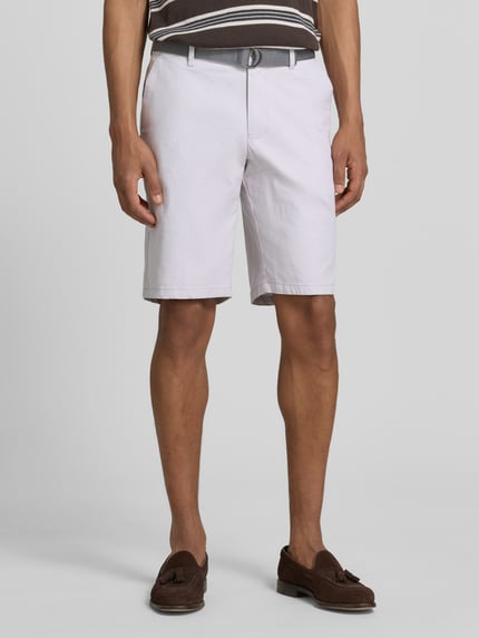 Männermodel trägt Bermudas mit Gürtel und Gesäßleistentaschen von Christian Berg Men in Hellgrau, Baumwoll-Mix, Straight Fit, Ganzkörperansicht von vorne