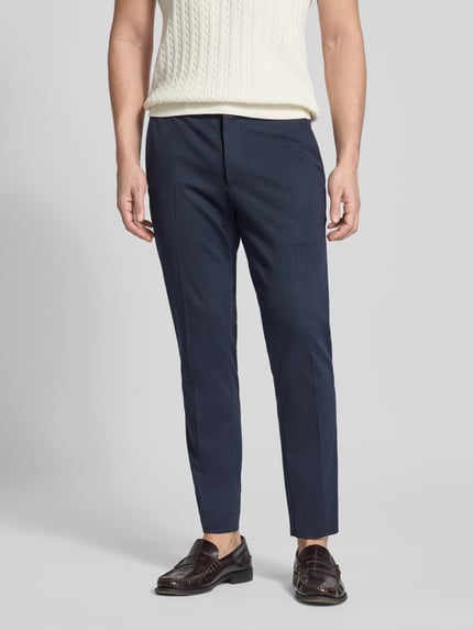 Männermodel trägt Stoffhose mit Gesäßtaschen von MCNEAL in Dunkelblau, gerader Schnitt, Material-Mix, Nahaufnahme Unterkörper, Produktkontext integriert.