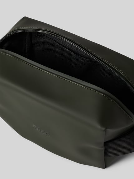 Produktfoto, Wash Bag mit Logo-Detail von Rains in Dunkelgrün mit Reißverschluss, Steckfach innen, Trageriemen, glatte Textur