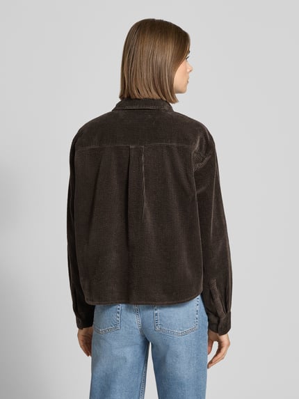 Vrouwenmodel draagt Relaxed Fit Hemdbluse uit puur katoen van Marc O'Polo Denim, corduroy look, effen kleuren, rugpas, achteraanzicht full body.