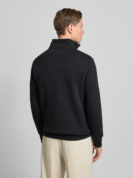 Männermodel trägt sweatshirt met opstaande kraag en ritssluiting van Gant, katoenmix, regular fit, labelstitching, ruglengte 70 cm, mouwlengte 64 cm, ganzkörperansicht rückansicht