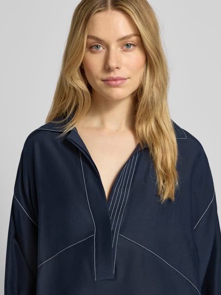 Frauenmodel trägt Loose Fit Bluse mit Seiden-Anteil Modell 'BRIZZY' von BOSS, dunkelblau, unifarben, Ziernähte, Nahaufnahme Oberkörper.