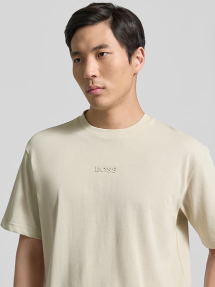 Męski model nosi Regular Fit T-Shirt aus reiner Baumwolle Modell 'TEE 10' von BOSS Green, jednokolorowy, aplikacja z marką, okrągły dekolt, krótki rękaw, bawełna, zbliżenie na górną część ciała