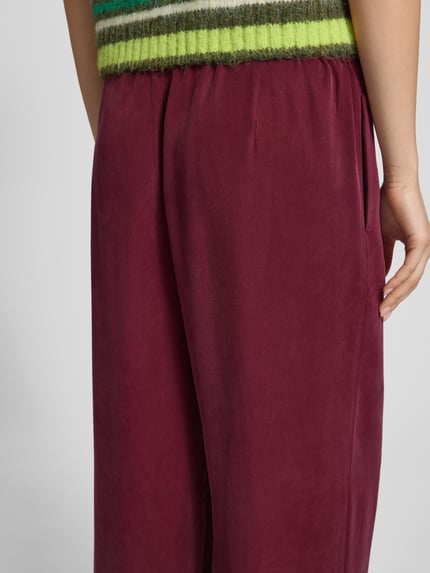 Vrouwenmodel draagt Weite Hose aus Lyocell van Marc O'Polo Denim in effen kleuren, regular fit, wide leg, boord elastisch, zij-steekzakken, materiaal lyocell. Detailopname heup/zij.