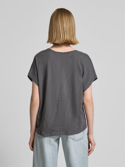 Frauenmodel trägt Loose Fit T-Shirt aus reiner Baumwolle von Marc O'Polo in Melange-Optik, V-Ausschnitt, Kurzarm, Ganzkörperansicht Rückansicht.