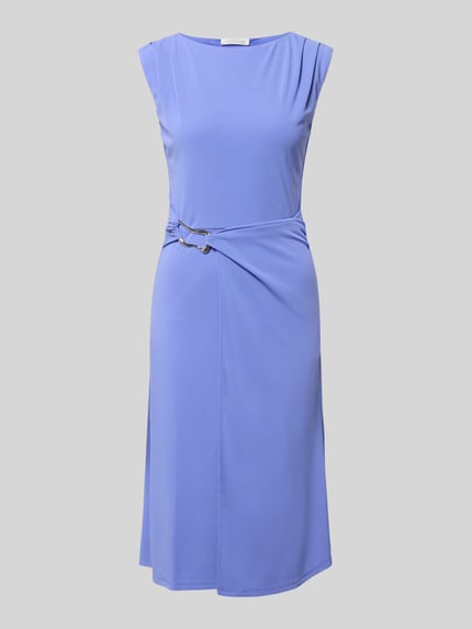 Produktfoto, Cocktailkleid mit U-Boot-Ausschnitt Modell 'Arlene' von GUIDO MARIA KRETSCHMER WOMAN in Flieder, Midikleid, Körpernaher-Schnitt, Raffungen, Zier-Schnalle, glatte Textur
