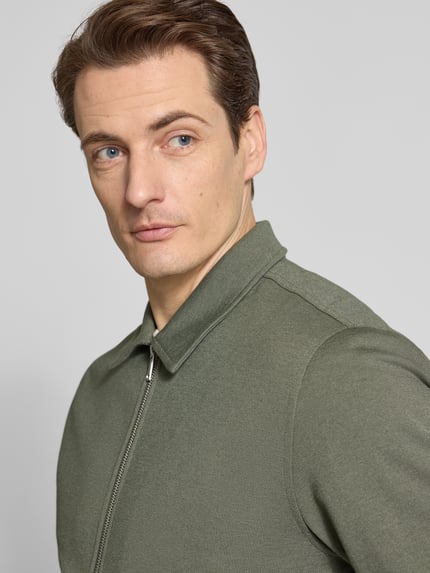 Männermodel trägt Jacke mit Umlegekragen und Reißverschluss von Lindbergh, materiaalmix met viscose, regular fit, nahaufnahme oberkörper.