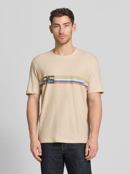 Männermodel trägt Regular Fit T-Shirt mit Leinen-Anteil von PAUL SMITH, beige mit Logo-Print, Baumwoll-Mix, Rundhalsausschnitt, Ganzkörperansicht von vorne. Rückenlänge bei Größe M: 64 cm.