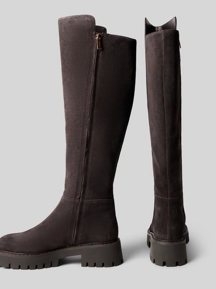 Produktfoto, kozaki ze skóry naturalnej Model 'ASHER' od MICHAEL Michael Kors, zaokrąglony kształt, zamek błyskawiczny z boku, asymetryczna cholewka, profilowana podeszwa, wysokość obcasa w rozmiarze 40: 5 cm, wysokość cholewki w rozmiarze 40: 47 cm, szerokość w rozmiarze 40: 20 cm