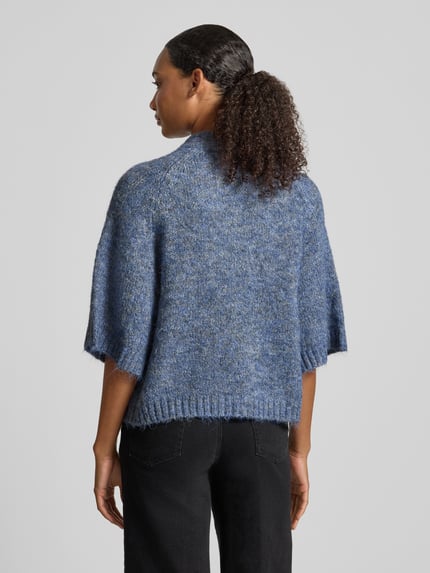 Männermodel trägt Relaxed Fit Cardigan mit Woll-Anteil Modell 'Benutta' von Neo Noir, elastyczna mieszanka materiałów z dodatkiem wełny, imitacja dzianiny, rękaw o dł. 1/2, listwa guzikowa, kolor niebiesko-szary, długość tyłu w rozmiarze 36: 54 cm, długość rękawów: 38 cm, widok na całe ciało z tyłu