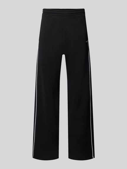 Produktfoto, Straight Fit Sweatpants aus reiner Baumwolle mit Label-Patch von REVIEW, schwarze Farbe, elastischer Bund, Eingrifftaschen, glatte Textur, seitliche weiße Streifen, Innenbeinlänge bei Größe M 40 cm