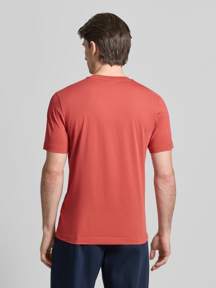 Männermodel trägt Regular Fit T-Shirt aus reiner Baumwolle Modell 'Thompson 01' von BOSS in Unifarbe, Jersey-Textur, Ganzkörperansicht Rückansicht.