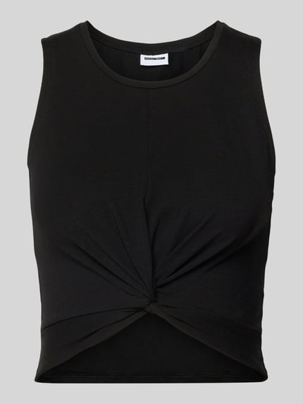 Produktfoto, zwart dames top van Noisy May, katoenmix met stretch, kort model 'TWIGGI' met ronde hals en knoopdetail, ruglengte maat S 37 cm