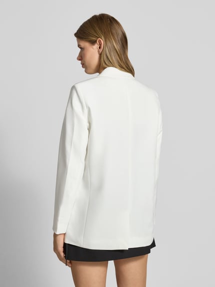 Vrouwenmodel draagt Loose Fit Longblazer met Abnähern Model 'BOZZY' van Pieces, look: effen, pasvorm: loose fit, reverskraag, applicatie met labelstitching, zonder sluiting, lange mouw, patzakken. Ganzkörperansicht Rückansicht.