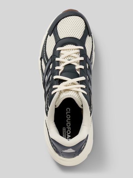Produktfoto, Sneaker mit Label-Detail van adidas Sportswear in materiaalmix, afgeronde neus, labeldetail, gestructureerde zool, bovenaanzicht.