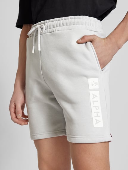 Alpha Industries Szorty z dzianiny dresowej o kroju regular fit z nadrukiem z logo Jasnoszary 3