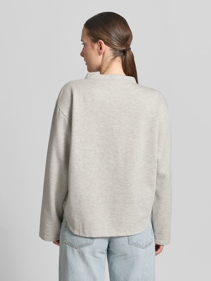 Frauenmodel trägt Relaxed Fit Sweatshirt aus Baumwoll-Mix von Emily Van den Bergh in Hellgrau mit Statement-Stitching, Rundhalsausschnitt und langen Ärmeln, lockere Passform, Ganzkörperansicht Rückansicht.
