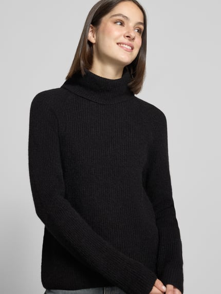 Kobieta nosi sweter Regular Fit Pullover aus Alpaka-Woll-Mix Modell 'Falodina' od BOSS Orange, jednokolorowy, imitacja dzianiny, golf, długi rękaw, raglanowe rękawy, ujęcie z przodu, zbliżenie na górną część ciała.