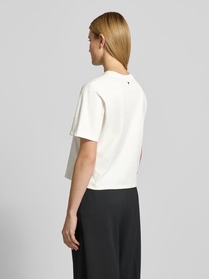Frauenmodel trägt Regular Fit T-Shirt aus reiner Baumwolle Modell 'SABATO' von Weekend Max Mara, Optik: Unifarben, Feinripp, Ganzkörperansicht Rückansicht.