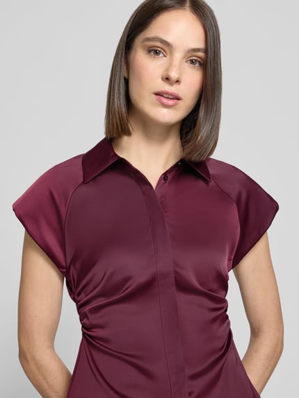 Vrouwenmodel draagt Slim Fit Blouse met verdekte knoopsluiting model 'PELLA' van YAS in bordeaux, materiaal-mix met stretch, close-up bovenlichaam