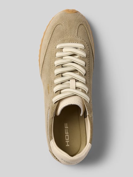 Produktfoto, sneakersy z naturalnej skóry z detalem z logo Model 'Bridge' od HOFF, zaokrąglony krój, wiązanie, profilowana podeszwa, wysokość obcasa w rozmiarze 40: 1 cm, wysokość cholewki w rozmiarze 40: 8 cm, szerokość w rozmiarze 40: 9 cm, beżowe odcienie, widoczna faktura skóry