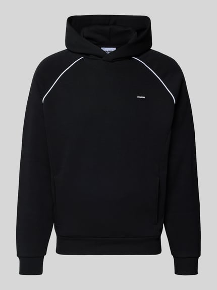 Produktfoto, Hoodie mit Logoprint und Kontrastspipings von REVIEW in Schwarz mit weißen Akzenten, Baumwoll-Mix, Regular Fit, strukturierte Oberfläche