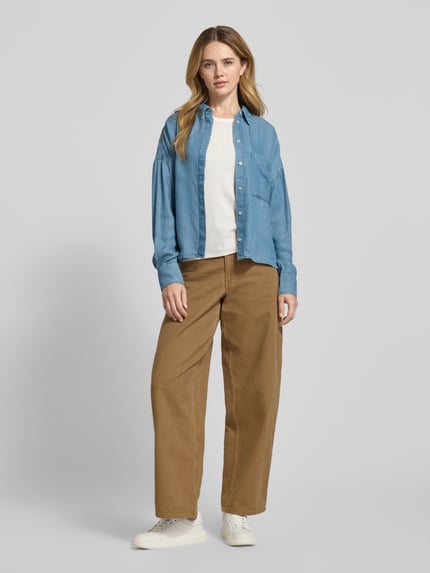 Frauenmodel trägt Regular Fit Hemdbluse aus reiner Lyocell von Marc O'Polo, Optik: Unifarben, Denim, Blau, Ganzkörperansicht von vorne.
