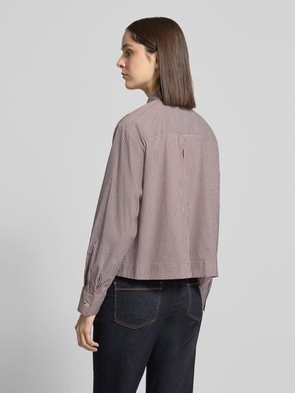 Frauenmodel trägt Regular Fit Bluse mit Brusttasche von Emily Van den Bergh, Baumwoll-Mix mit Hemdblusenkragen, feine Streifen, Ganzkörperansicht Rückansicht.